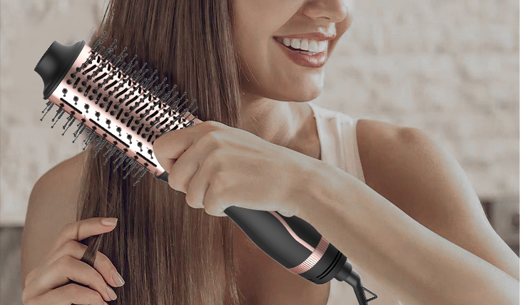 ¿Cuáles son los beneficios de utilizar un cepillo de aire caliente de voltaje para peinar el cabello?